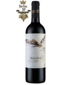 Rượu Vang Chile Aves Del Sure Gran đỏ khi nhìn sẽ thấy có màu đỏ anh đào ánh xanh. Rượu mang hương thơm của các loại trái cây