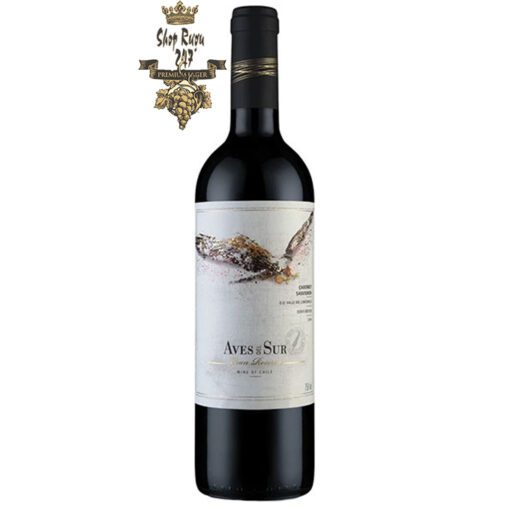 Rượu Vang Chile Aves Del Sure Gran đỏ khi nhìn sẽ thấy có màu đỏ anh đào ánh xanh. Rượu mang hương thơm của các loại trái cây