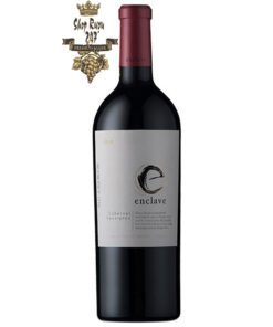 Rượu Vang Chile Đỏ Enclace 0.75L khi nhìn sẽ thấy có màu đỏ đậm sâu. Rượu mang hương thơm phức tạp và hấp dẫn của các loại trái cây