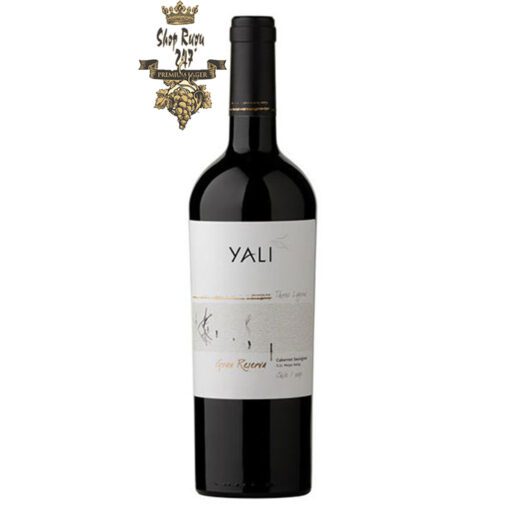 Rượu Vang Chile Yali Gran đỏ khi nhìn sẽ thấy có màu đỏ ruby đậm. Rượu mang hương thơm của các loại quả màu đỏ như nho đen
