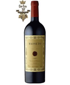Vang Ý Đỏ Masseto khi nhìn sẽ thấy có màu tối và sánh. Rượu mang hương thơm cổ điển của trái cây đỏ và đen, của chocolate và cam thảo,