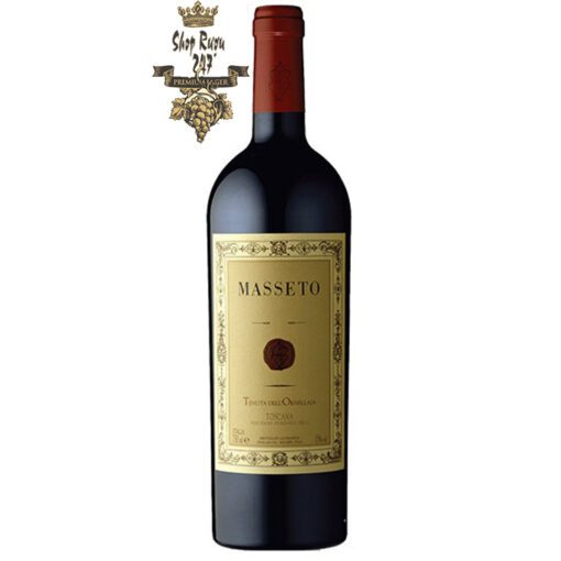 Vang Ý Đỏ Masseto khi nhìn sẽ thấy có màu tối và sánh. Rượu mang hương thơm cổ điển của trái cây đỏ và đen, của chocolate và cam thảo,