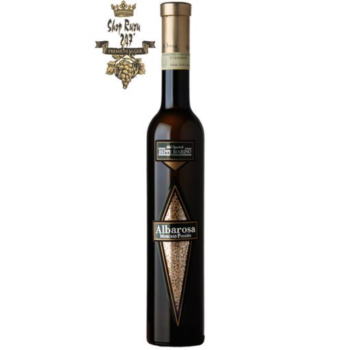 Albarosa Moscato Passito 50ml khi nhìn sẽ thấy có màu vàng đậm. Rượu mang hương thơm nồng nàn từ những trái nho Moscato khô, mật ong, vani, húng quế, rêu, chanh tây và cây hương thảo