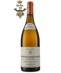 Rượu vang Đỏ Patriarche Corton Charlemagne khi nhìn sẽ thấy có màu vàng tơ tươi sáng ánh xanh. Rượu mang hương vị hài hòa