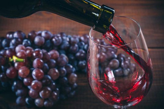 Nho và rượu vang đỏ thành phẩm (hình ảnh minh họa)