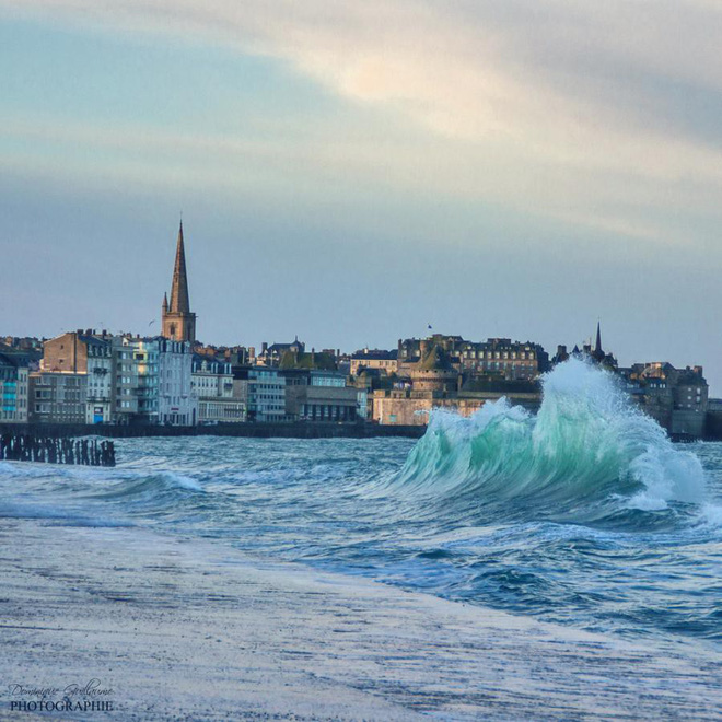 Bờ biển đầy sóng tại Saint-Malo - Pháp