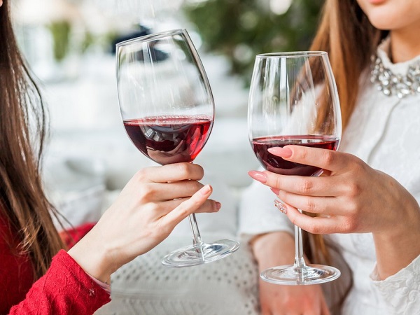 đau dạ dày có nên uống rượu vang không?
