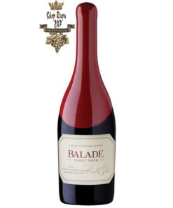 Balade Pinot Noir Belle Glos có màu đỏ ngọc thạch đậm. Hương thơm ấn tượng của quả nho đen, anh đào đen hòa quyện cùng hương thơm của mận đen, việt quất xanh cùng một chút hương vị cay.