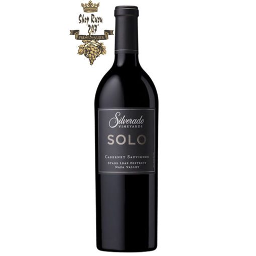 Silverado SOLO Cabernet Sauvignon có màu đỏ đậm sâu. Hương thơm ngào ngạt của trái cây mầu đỏ như anh đào chín và mận cùng gợi ý của hương hồi.