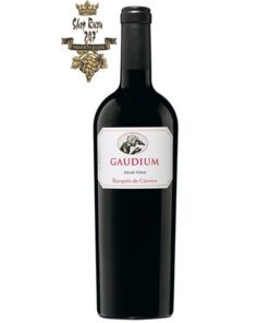 Marques de Caceres Gaudium Rioja DOC có màu đỏ anh đào đẹp mắt. Hương thơm lan tỏa của trái cây màu đỏ và đen hoang dã, mocha, sô cô la, nguyệt quế, hạt tiêu đen, cam thảo.