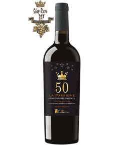 Rượu Vang Đỏ La Passione 50 Primitivo Del Salento có mầu đỏ đậm ruby. Hương thơm của hoa quả như mận, anh đào chín, các loại gia vị đậm đà