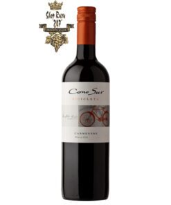 Rượu Vang Chile Cono Sur Bicicleta Carmenere có mầu đỏ tím tươi sáng. Hương thơm của trái cây mầu đen với gợi ý của hạt tiêu đen, cacao