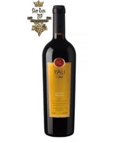 Rượu Vang Chile Đỏ Ventisquero Yali Plus  có mầu đỏ đậm sâu.Hương thơm phong phú và tinh tế của các loại hoa quả như đào