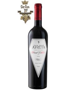 Rượu Vang Chile Đỏ Apalta Friends Collection  có mầu đỏ ruby , hương thơm hấp dẫn và nổi bật của quả lý đen, phúc bồn tử, anh đào đỏ