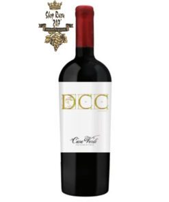 Rượu Vang Chile Đỏ DCC Casa Verdi có mầu đỏ đậm tuyệt đẹp. Hương thơm của quả lý đen, dâu tây cùng gợi ý của vani và café