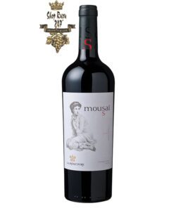 Rượu Vang Chile Đỏ Mousai Malbec có mầu đỏ đậm đẹp mắt. Hương thơm của cây phong lữ, hoa quả đỏ và gợi ý của cam thảo và vani
