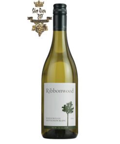 Vang New Zealand Ribbonwood Sauvignon Blanc có mầu vàng rơm đẹp mắt. Hương thơm phong phú và đa dạng của các loại trái cây
