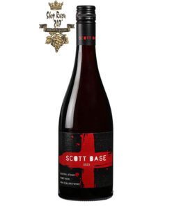 Vang Đỏ New Zealand Scott Base Pinot Noir có màu đỏ đậm đẹp mắt. Hương thơm của cam quýt, đào trắng