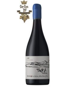 Rượu Vang Chile Đỏ Tara Syrah nó có màu đỏ ánh tím mãnh liệt, trẻ trung. Mùi hương là hỗn hợp của các loại trái cây đen, thảo dược và than chì