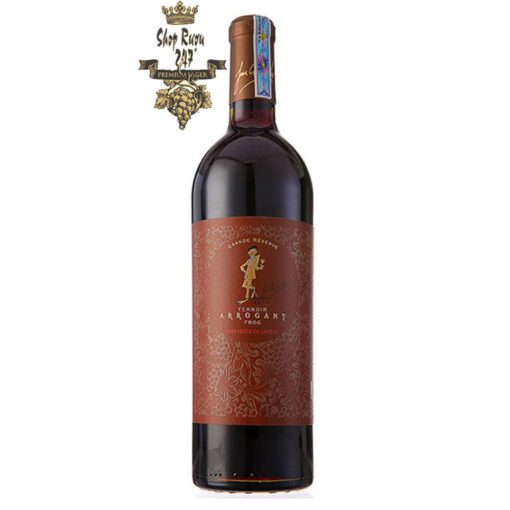 Rượu Vang Pháp Đỏ Arrogant Frog Terrasses Du Larzac Grande Reserva có mầu đỏ ruby đậm sâu. Hương thơm của hoa quả trái cây rừng nhiệt đới