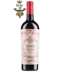 Rượu Vang Đỏ Vanitá Nero dAvola có màu đỏ ruby đẹp mắt. Hương thơm lan tỏa quyến rũ của hương trái cây mầu đỏ kết hợp