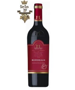 Rượu Vang Đỏ Raymond Huet Bordeaux Fut De Chen có mầu đỏ đậm ruby đáng yêu. Mùi thơm của trái cây chín, anh đào, gia vị êm dịu, vani