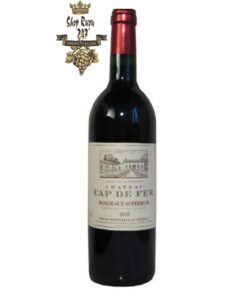 Rượu Vang Đỏ Chateau Cap de Fer Bordeaux Superieur có mầu đỏ grannet đẹp rực rỡ. Hương thơm lan tỏa cảu trái cây chín cùng gợi ý của