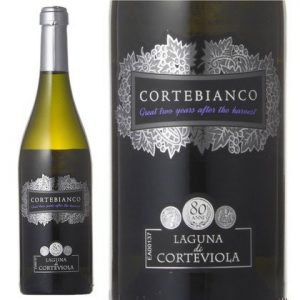 Rượu Vang Trắng Cortebianco Laguna Di Corte Viola có mầu vàng rơm. Hương thơm phong phú và nồng nàn của cam quýt, táo