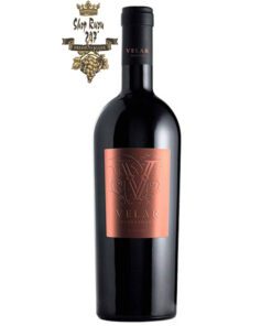 Rượu Vang Ý Đỏ Velar Negroamaro có màu đỏ đậm. Hương thơm nồng nàn quyến rũ của nho khô, quả mâm xôi đen chín, cherry