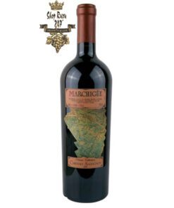 Rượu Vang Chile Đỏ Marchigue Vinedos có mầu đỏ đậm sâu ánh lên sắc xanh và cấu trúc mạnh mẽ tập hợp đầy đủ mùi vị
