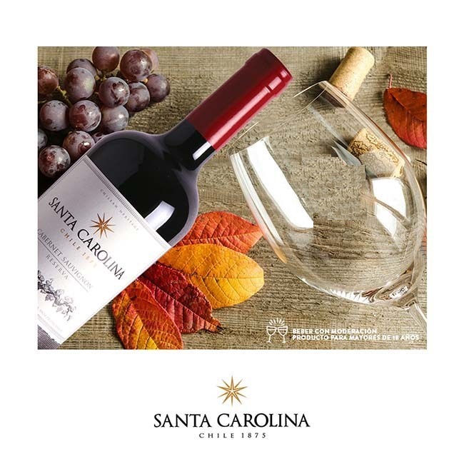 Rượu Vang Chile SANTA CAROLINA Reserva Cabernet Sauvignon bên chùm nho và ly