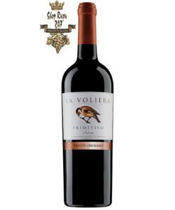 Rượu Vang Ý Đỏ La Voliera Primitivo có mầu đỏ hồng ngọc ánh tím. Hương thơm của trái cây kết hợp với các loại gia vị mềm
