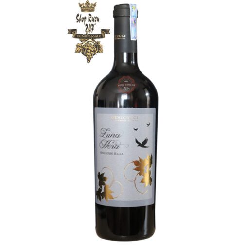 Rượu Vang Ý Luna Nera Vino Rosso Italia có mầu đỏ đẹp mắt. Hương thơm nổi bật của hoa quả chín đỏ cùng trái cây chín. Vòm miệng cho thấy tannin mịn màng