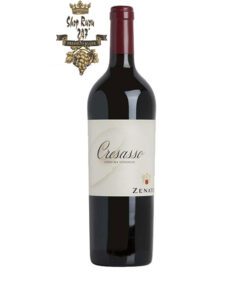 Rượu Vang Đỏ Zenato Cresasso Corvina Veronese có mầu đỏ anh đào đậm sâu. Cresasso là sự pha trộn của hai quá trình lên men, với màu ruby ​​đậm, một cấu trúc quan trọng và hàm lượng cồn.