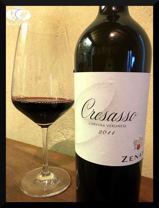 Rượu Vang Đỏ Zenato Cresasso Corvina Veronese có mầu đỏ anh đào đậm sâu. Cresasso là sự pha trộn của hai quá trình lên men, với màu ruby ​​đậm, một cấu trúc quan trọng và hàm lượng cồn.