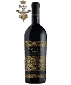 Rượu Vang Ý Đỏ Zolla Malvasia Nera Salento có màu đỏ anh đào đẹp mắt. Hương thơm là sự kết hợp của hoa quả chín đỏ như anh đào,