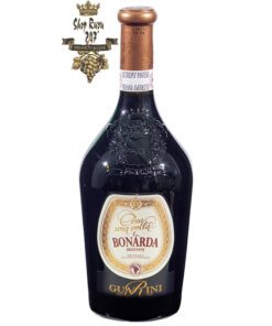 Rượu Vang Đỏ Cera una Volta Bonarda Frizzante có mầu đỏ ruby đẹp mắt. Hương vị của các loại trái cây như anh đào đen và hạnh nhân