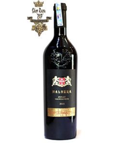 Rượu Vang Đỏ Malnera Merlot Malvasia Nera (New Label) có mầu đỏ ngọc lựu. Hương vị đặc trưng là chát, chua và chút vị ngọt cùng hòa quyện với nhau trong khoang miệng đem lại một cảm giác sảng khoái đam mê cho người thưởng thức.