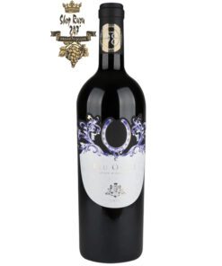 Rượu Vang Đỏ Blue Onice Arpinia Aglianico Doc có mầu đỏ rực rỡ. Hương vị trái cây và hương vị của chuối chín với đường nâu.Hương thơm của sô cô la với dừa cạo, hoa violet, và quả lựu.