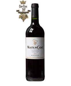 Rượu Vang Đỏ Baron Philippe de Rothschild Mouton Cadet Red Edition có mầu đỏ đậm đẹp mắt. Hương thơm quyến rũ lan tỏa của các loại trái cây đen