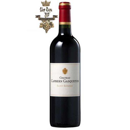 Chateau Capbern Gasqueton có mầu đậm đẹp mắt. Hương thơm là sự kết hợp của gia vị nướng, thuốc lá, mận đen cùng ghi chú của nho đen