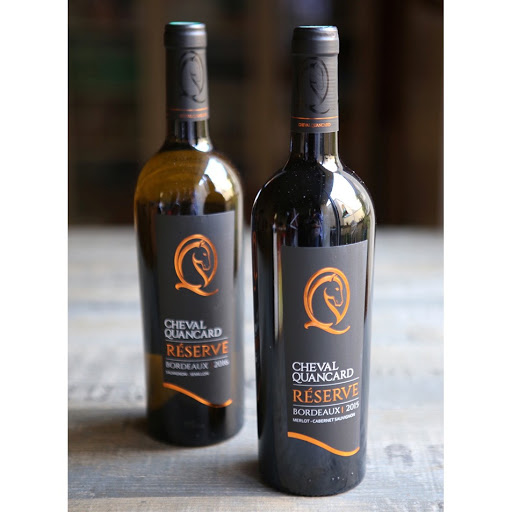 Rượu Vang Đỏ Pháp Cheval Quancard Reserve Merlot Cabernet có mầu đỏ đẹp mắt. Hương thơm của các loại trái cây mầu đen phong phú.
