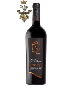 Rượu Vang Đỏ Pháp Cheval Quancard Reserve Merlot Cabernet có mầu đỏ đẹp mắt. Hương thơm của các loại trái cây