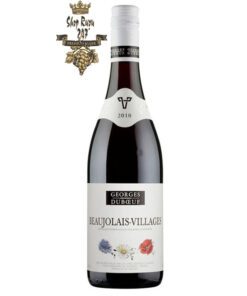 Georges Duboeuf Beaujolais Villages có mầu đỏ đậm. Một loại rượu vang có giá tuyệt vời từ Vua của Beaujolais. Được sản xuất từ ​​giống Gamay mạnh mẽ và trái cây