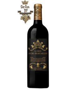 Rượu Vang Pháp Đỏ La Croix Ducru Beaucaillou có màu đỏ đậm đẹp mắt. Xuất hiện lần đầu vào năm 1995, là loại rượu thứ hai được sản xuất bởi