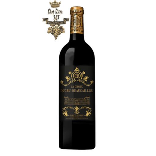 Rượu Vang Pháp Đỏ La Croix Ducru Beaucaillou có màu đỏ đậm đẹp mắt. Xuất hiện lần đầu vào năm 1995, là loại rượu thứ hai được sản xuất bởi