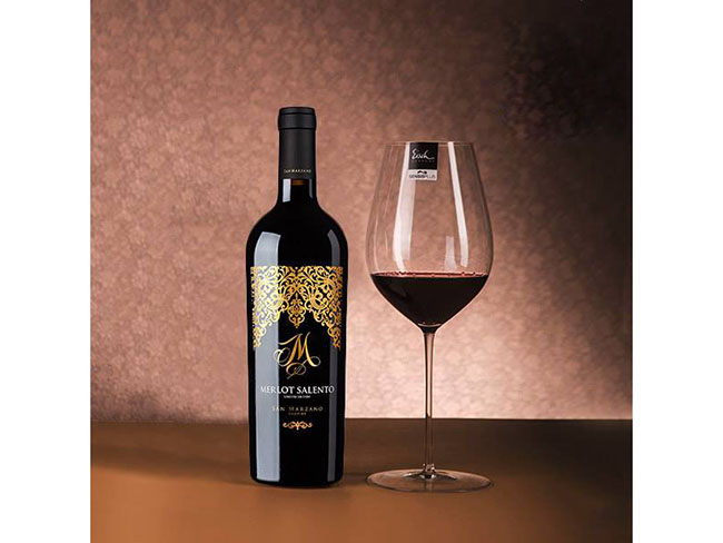 Rượu Vang Ý M Merlot Limited Edition Salento IGP và ly rượu (Ảnh từ nhà sản xuất)