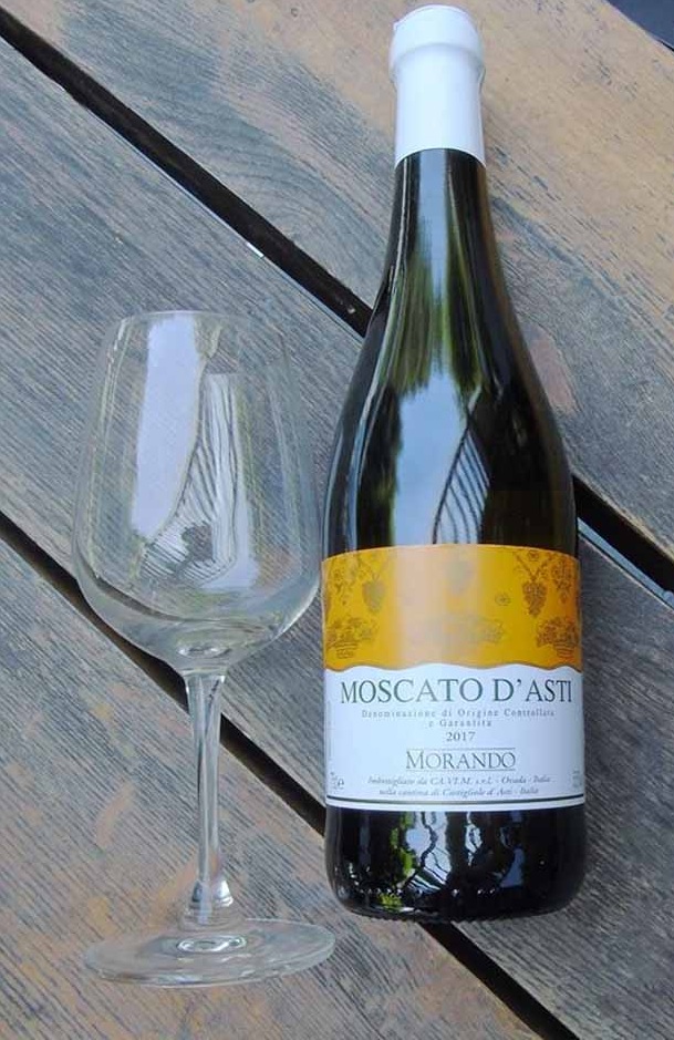 Rượu Vang Trắng Moscato DAsti Docg Morando có mầu vàng ánh kim. Đây là dòng vang khai vị truyền thống và cổ điển nhất của vùng Piemonte