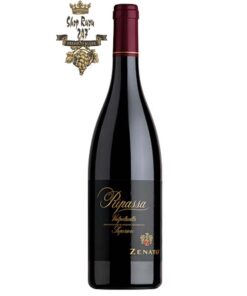 Rượu Vang Ý Zenato Ripassa Valpolicella Superiore có mầu sắc đỏ đậm. Hương thơm thanh lịch và bền bỉ với những gợi ý của quả anh đào và mận.