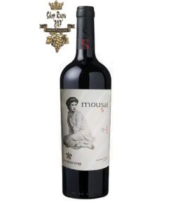 Rượu Vang Chile Đỏ Mousai Merlot có mầu đỏ đậm đẹp mắt. Hương thơm của hương hoa, cam thảo và nấm kết hợp